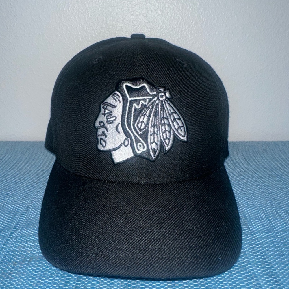 New Era Chicago Blackhawks Fitted Hat | Size 7

Black & White